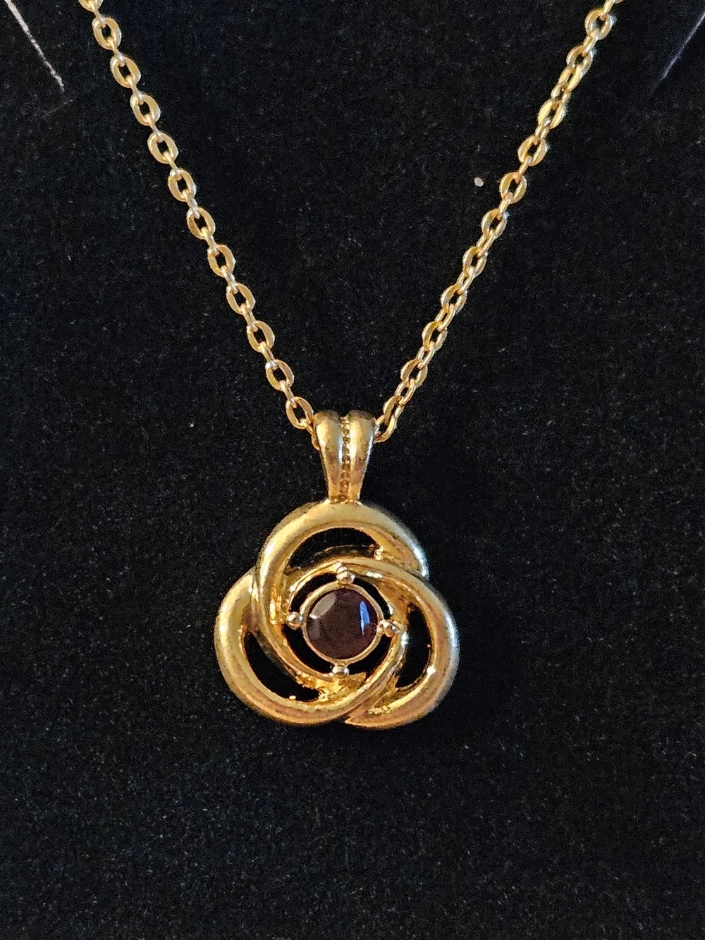 Stanley Gold-Tone Necklace with Deep Red Center Stone. Chain 18" New.